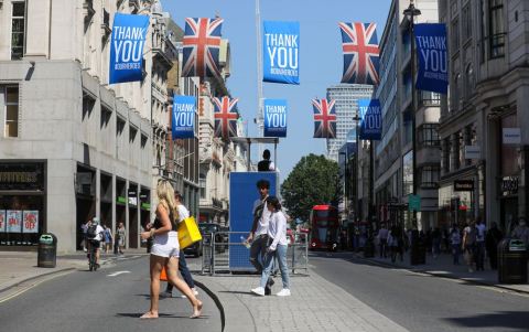 Britania po perjeton rekord infektimesh: Por te henen hapet gjithcka
